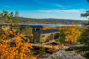 上托爾內奧的住宿－Lapland View Lodge，享有建筑的空中景色,背景是湖泊