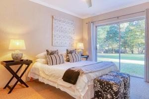 Un pat sau paturi într-o cameră la Riverside Rhapsody, Vaal River, Vanderbijlpark