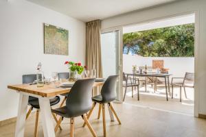 uma sala de jantar com mesa e cadeiras em Els Arbocers 131-2 em Cala Blanca