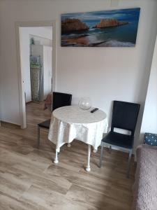 A seating area at Apartamento 5 minutos hasta la playa
