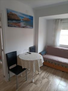 A seating area at Apartamento 5 minutos hasta la playa
