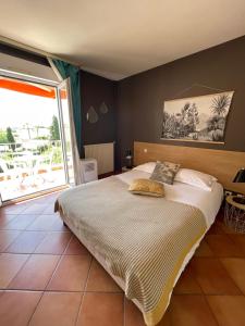Ένα ή περισσότερα κρεβάτια σε δωμάτιο στο Hôtel Athéna