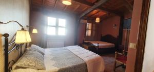 Un dormitorio con una cama grande y una ventana en Casa Valle del Jerte, La Judería, en Cabezuela del Valle