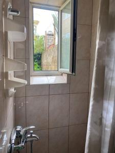 baño con lavabo y ventana en Le jardin de Daniele, en Dubrovnik