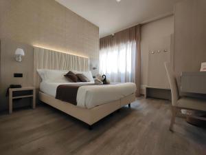 キアーヴァリにあるHotel Stella Del Mareのベッドルーム(大型ベッド1台、窓付)
