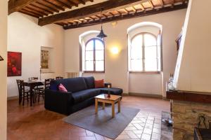 a living room with a couch and a table at Residenza d'Epoca Palazzo Malfatti in Massa Marittima