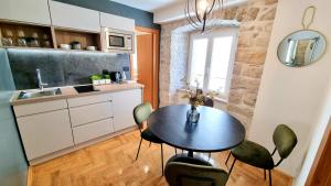 Kuchyň nebo kuchyňský kout v ubytování Etal Luxury Apartment