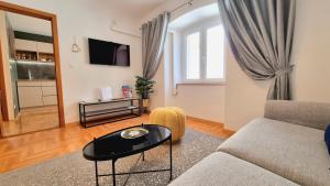 TV a/nebo společenská místnost v ubytování Etal Luxury Apartment