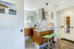 A kitchen or kitchenette at Mareva
