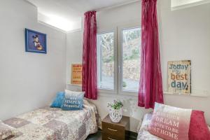 A bed or beds in a room at Mareva