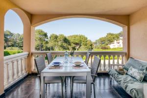 A seating area at Mareva