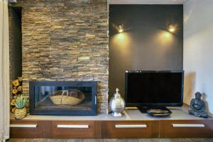 A television and/or entertainment centre at Mareva