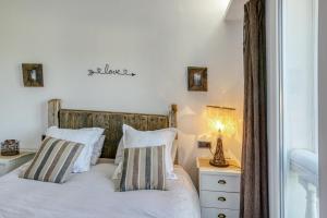 A bed or beds in a room at Mareva