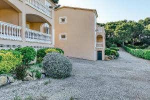 A garden outside Mareva
