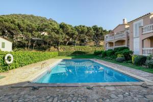 The swimming pool at or close to Mareva