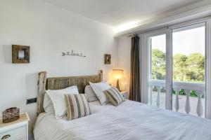 A bed or beds in a room at Mareva Még 15 kép