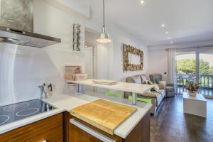 A kitchen or kitchenette at Mareva
