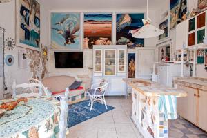 a room with a kitchen and a dining room at La casa degli artisti in Rosignano Marittimo