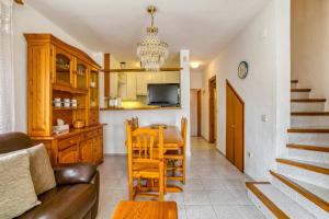 Una sala de estar con un sofá, una mesa y sillas. en Ampuriabrava, en Empuriabrava