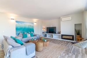 salon z kanapą i telewizorem w obiekcie Son Serra de Marina - 38619 Mallorca w mieście Son Serra de Marina
