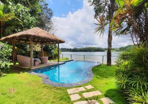 KalialAnantya By The Lake的水边带凉亭的游泳池