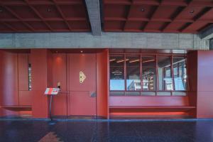 Getcha Hostel في تايتشونغ: باب امامي احمر لمبنى