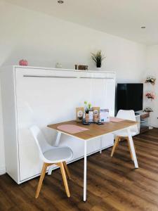 a table and two chairs in a room at Ferienhäuschen Seenrunde 