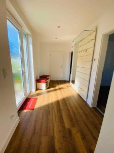 an empty room with a hard wood floor and a closet at Ferienhäuschen Seenrunde 