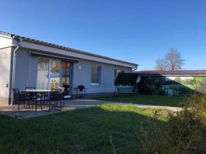 a house with a table and chairs in a yard at Ferienhäuschen Seenrunde in Quadenschönfeld