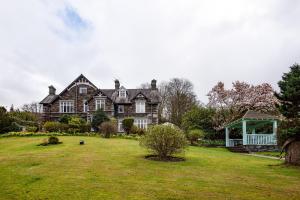 安布爾塞德的住宿－Lakehouse at The Waterhead Inn，草地庭院上带凉亭的大房子