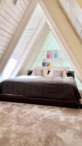 オルデンブルクにあるGemütliche Maisonettewohnung mit Dachterrasse am Schloßのベッドルーム1室(ベッド1台付)