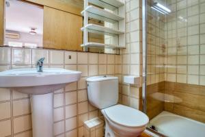 Un baño con inodoro, lavabo y ducha. en Apartament Luisa, en Lloret de Mar 12 fotos más