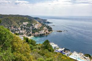 an aerial view of a town on a hill next to the ocean at Apartamento Roses Victor in Roses