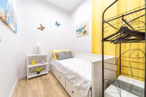 een kleine slaapkamer met een stapelbed bij Cozy Blue Apartment in Madrid