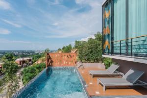 una piscina en la parte superior de un edificio en Sky View Luxury Pool Villa - SHA, en Suratthani
