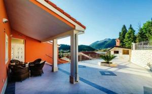 Casa de color naranja con patio con vistas en Villa Fabry, en Ploče