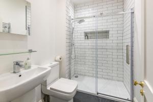 a bathroom with a toilet and a sink and a shower at Georgian 2 Bed Apartment with 3 Bathrooms and Parking in Bath +18 photos