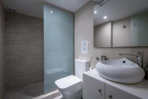 łazienka z białą umywalką i toaletą w obiekcie Milva Apartments w mieście Kos