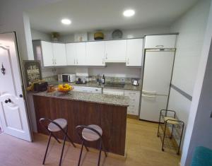 Kuchyňa alebo kuchynka v ubytovaní Apartamento Residencial Al Andalus 117, La Barrosa, Chiclana, Incluye parking a unos metros del mar