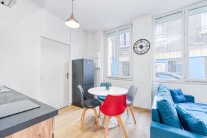 een keuken en een woonkamer met een tafel en stoelen bij Meublé classé 3 étoiles au pied des thermes in Allevard