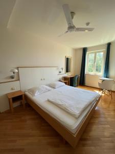 Schlafzimmer mit einem großen weißen Bett und einer Decke in der Unterkunft Aparthotel Plat in Mlini