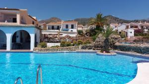 basen z błękitną wodą w ośrodku w obiekcie New Boho Home with Balcony, Private Garden and Communal Pool w mieście Nerja