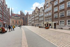 a cobblestone street in a city with buildings at Downtown Apartments Old Town Grobla I in Gdańsk