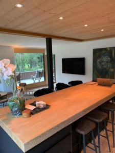 un grande bancone in legno in un soggiorno con tavolo di WEF luxury living a Klosters