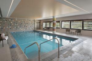 - une grande piscine dans un bâtiment dans l'établissement DOMITYS LES TOURMALINES, à Carpentras