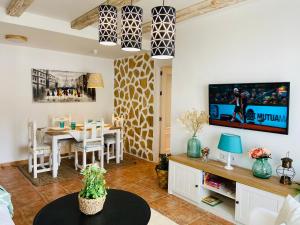 Telewizja i/lub zestaw kina domowego w obiekcie Apartamento Rural La Leyenda
