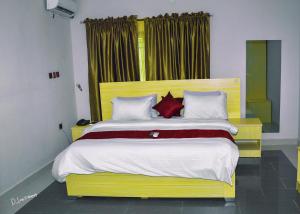Ein Bett oder Betten in einem Zimmer der Unterkunft TRAVELLERS HOMELY