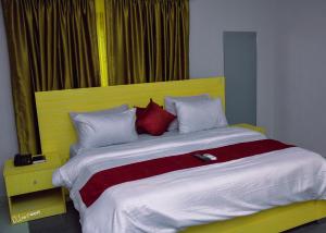 Un pat sau paturi într-o cameră la TRAVELLERS HOMELY