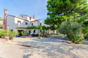 Το κτήριο όπου στεγάζεται  το διαμέρισμα