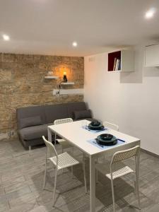 een woonkamer met een tafel, stoelen en een bank bij Locazione Santa Rita in Molfetta